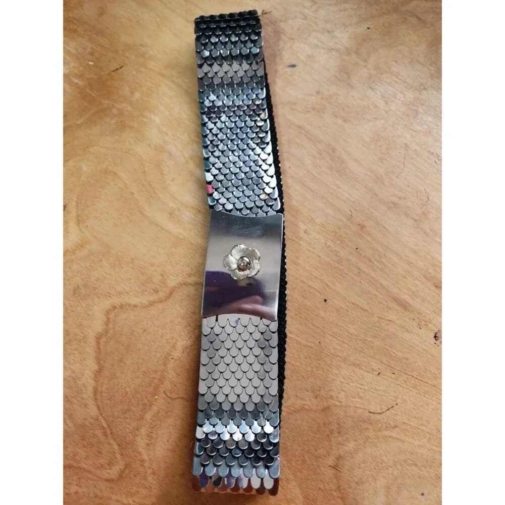 70's  metal stretch  belt 24 to 34 in